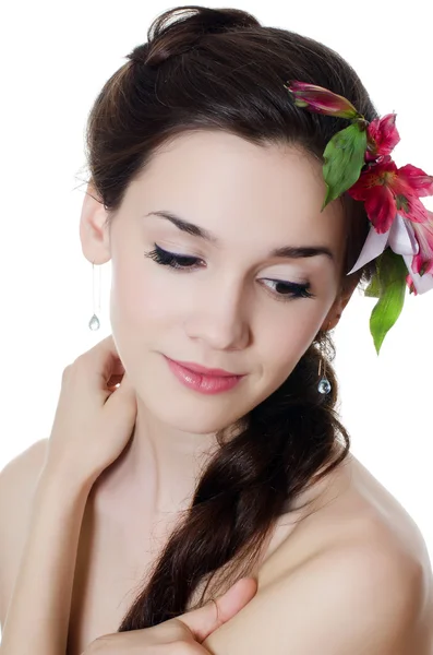Portrét krásné dívky s květinami ve vlasech — Stock fotografie