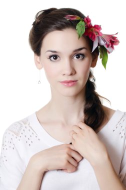 saç çiçekleri ile güzel bir kız portresi