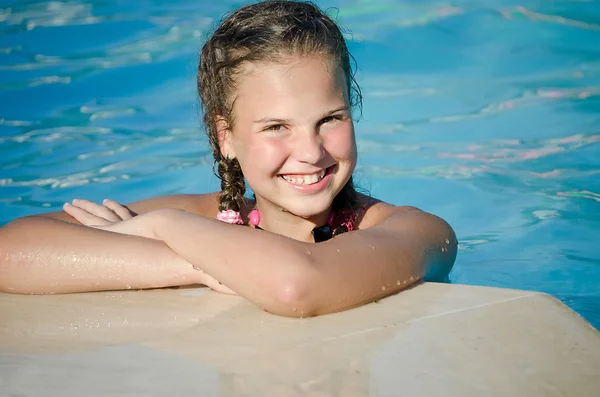 La joven en la piscina — Foto de Stock