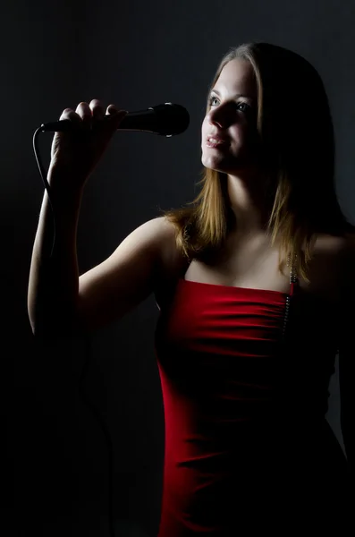 Flickan med en mikrofon — Stockfoto