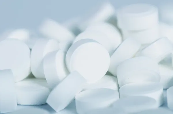 Белые таблетки - абстрактные медицинские — стоковое фото