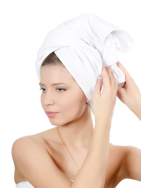 Den unga vackra flickan med en handduk på hår — Stockfoto