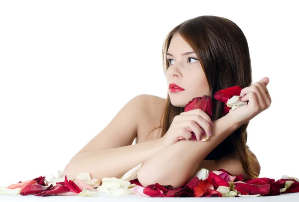 La hermosa chica con pétalos de rosas aisladas — Foto de Stock