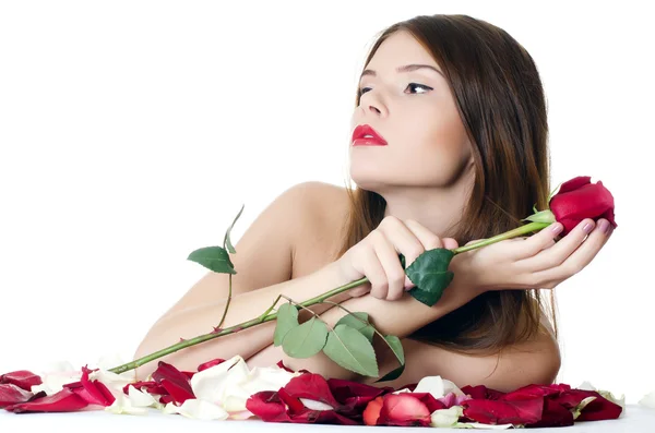 漂亮的姑娘与孤立的玫瑰花瓣 — 图库照片