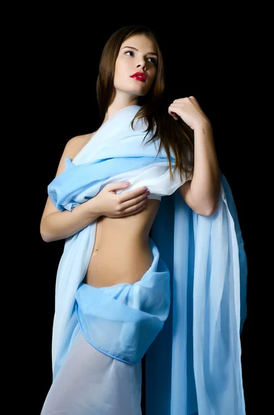 Retrato da menina bonita em um tecido azul — Fotografia de Stock
