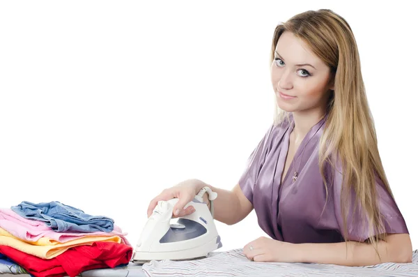Die Hausfrau bügelt Wäsche — Stockfoto