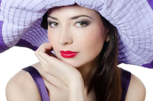 ライラックの帽子で美しくエレガントな女性の肖像画 — ストック写真