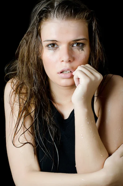 A menina molhada com os cosméticos espalhados no preto — Fotografia de Stock