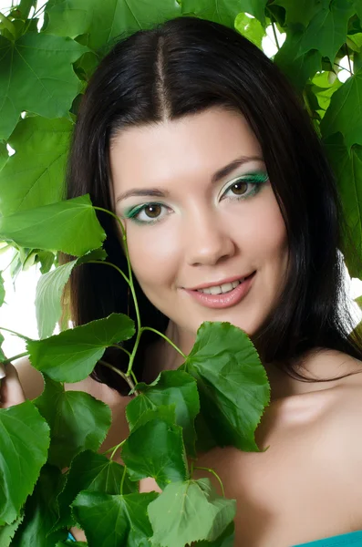 Szép nő, tavaszi zöld levelek — Stock Fotó