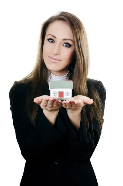 Η γυναίκα των επιχειρήσεων με το μικρό μοντέλο του σπιτιού — Φωτογραφία Αρχείου