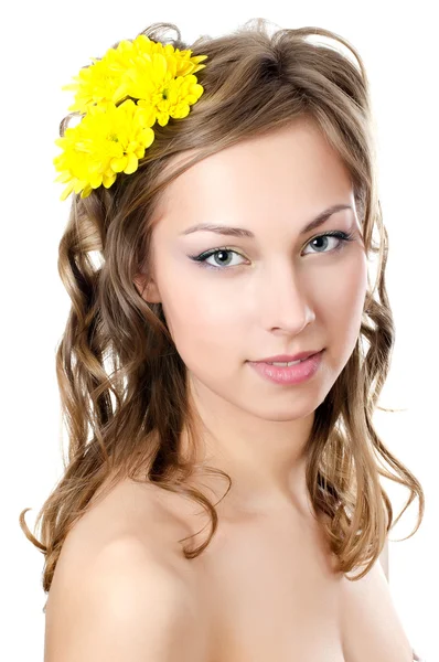 Το κορίτσι με τα όμορφα μαλλιά με κίτρινο χρυσάνθεμο — Φωτογραφία Αρχείου