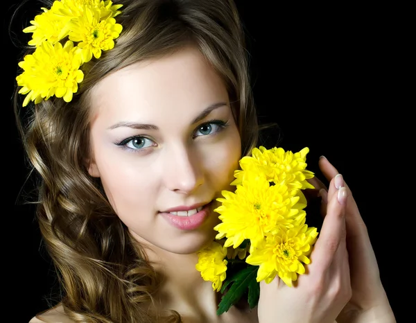 La fille aux beaux cheveux avec chrysanthème — Photo