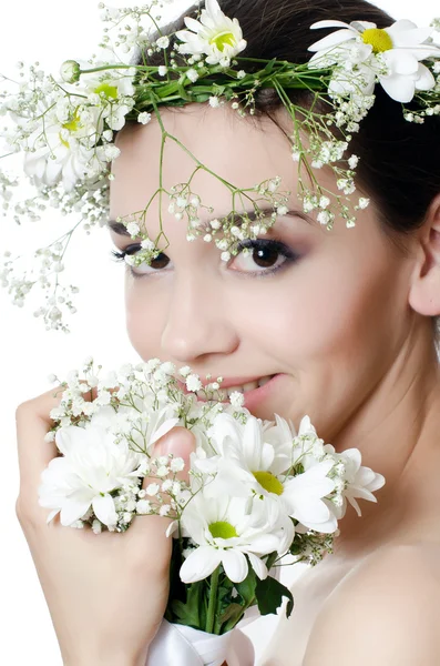 Porträt des schönen Mädchens mit Blumen im Haar — Stockfoto