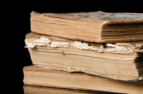 Stapel alter Bücher auf schwarz — Stockfoto