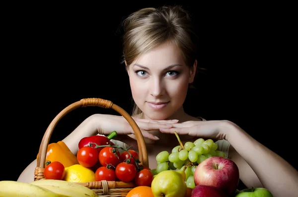 Gyönyörű lány, gyümölcs- és zöldségfélék — Stock Fotó
