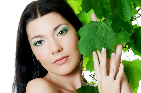 Krásná žena s jarní zelené listy — Stock fotografie