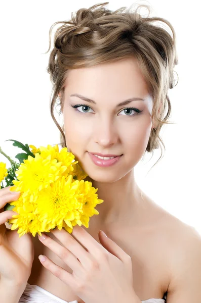 Das Mädchen mit dem schönen Haar mit der gelben Chrysantheme — Stockfoto