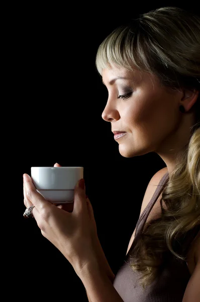コーヒー カップを持つ美しいエレガントな女性 — ストック写真