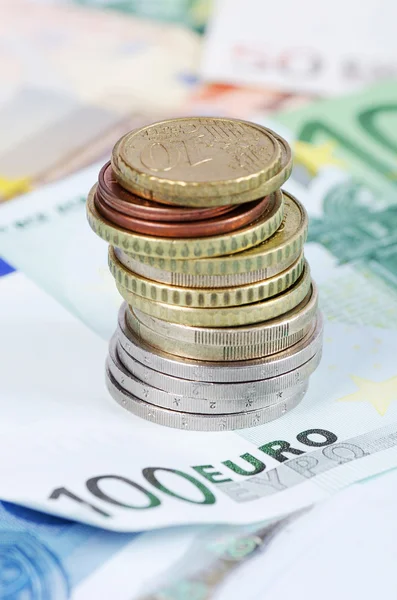 Verschiedene Euro-Banknoten und -Münzen — Stockfoto