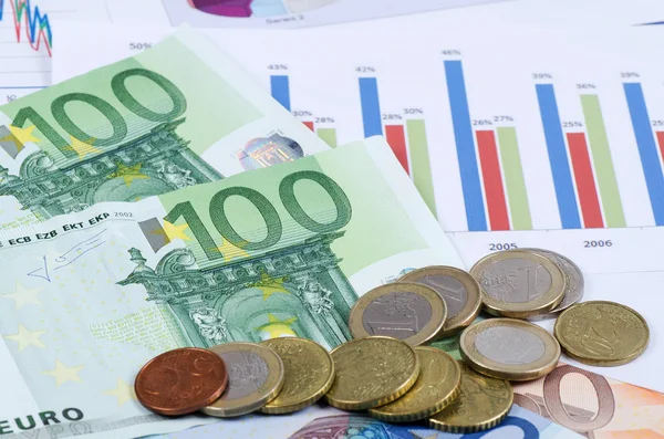 Billetes en euros con gráfico — Foto de Stock