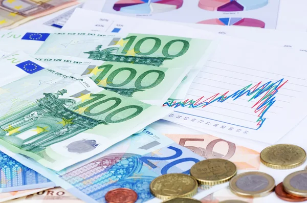 Notas de euro com gráfico — Fotografia de Stock