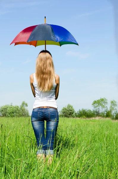 Vacker flicka med en flerfärgad paraply — Stockfoto