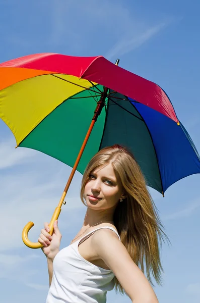 Çok renkli bir şemsiye ile güzel kız — Stok fotoğraf