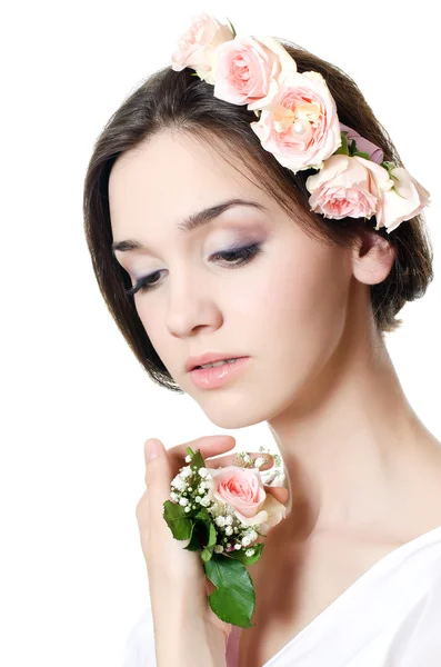 Portrait de la belle fille avec des fleurs dans les cheveux — Photo