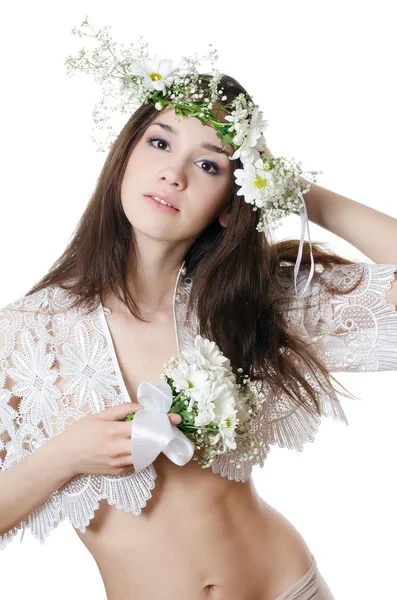 Ritratto della bella ragazza con fiori in capelli — Foto Stock