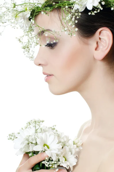 Retrato de la hermosa chica con flores en el pelo — Foto de Stock