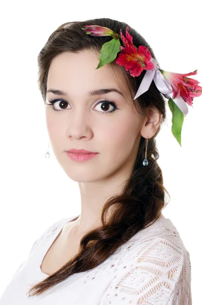 Ritratto della bella ragazza con fiori in capelli — Foto Stock