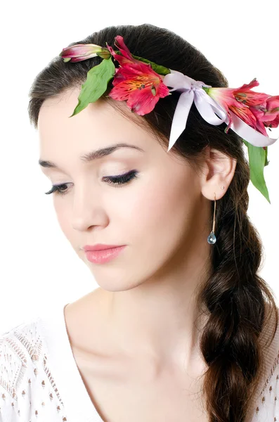 Retrato da menina bonita com flores no cabelo — Fotografia de Stock