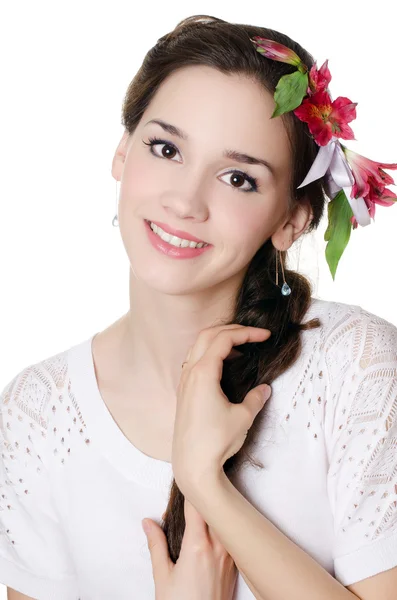Πορτρέτο του το όμορφο κορίτσι με λουλούδια στα μαλλιά — Φωτογραφία Αρχείου