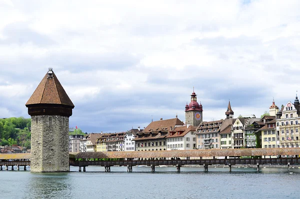 Vista panorâmica da Ponte da Capela, famosa ponte de madeira coberta. Lucerna Suíça — Fotografia de Stock