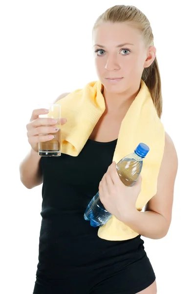 La chica deportiva con una toalla y una botella de agua —  Fotos de Stock