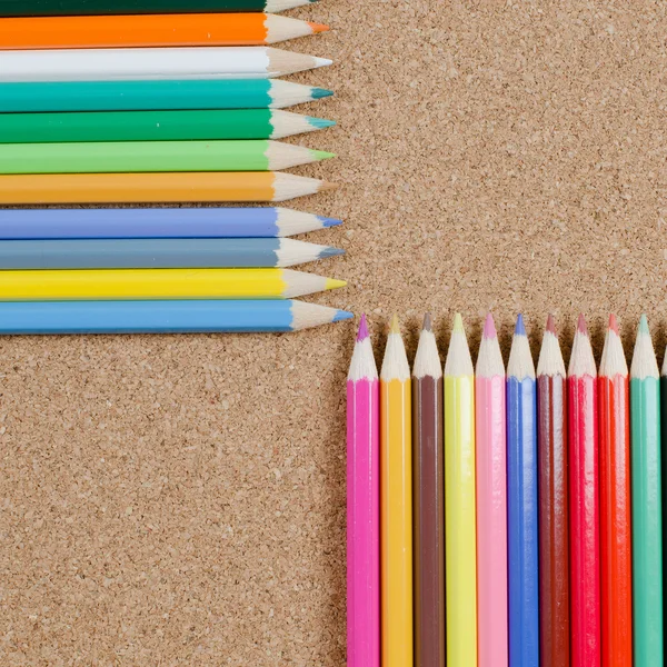 Цветные карандаши на доске объявлений — стоковое фото