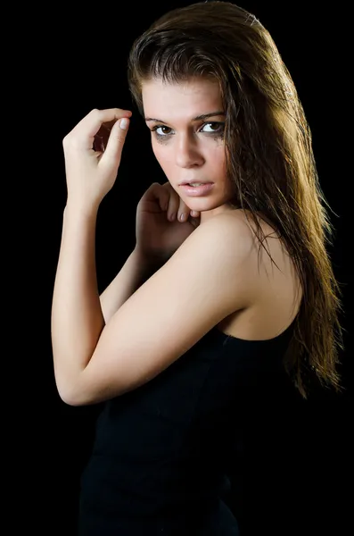 Мокра дівчина з поширеною косметикою на чорному — стокове фото
