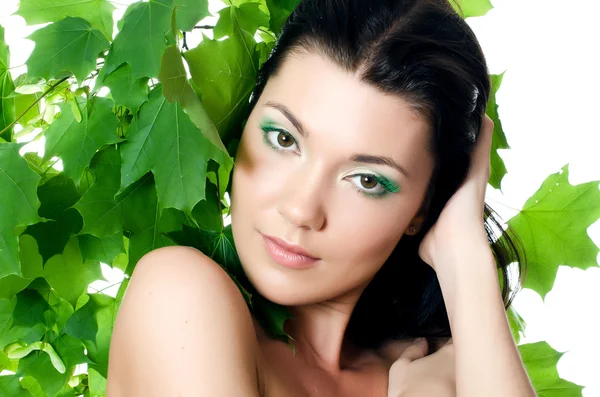 Hermosa mujer con hojas verdes de primavera — Foto de Stock