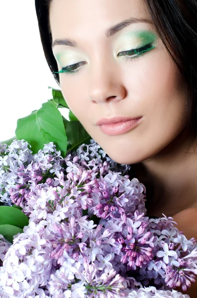 漂亮的女人和丁香一样的春天的花朵。护肤 — 图库照片