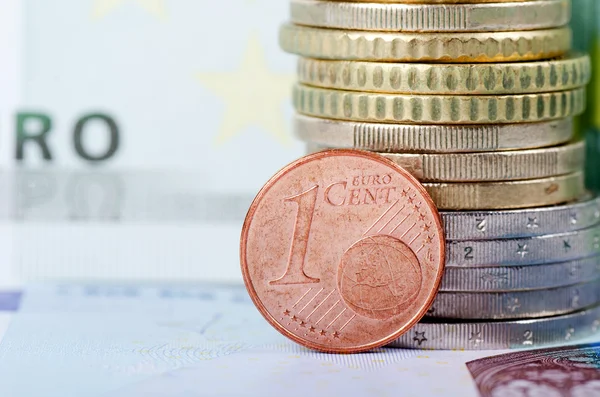 Diversos billetes y monedas en euros — Foto de Stock