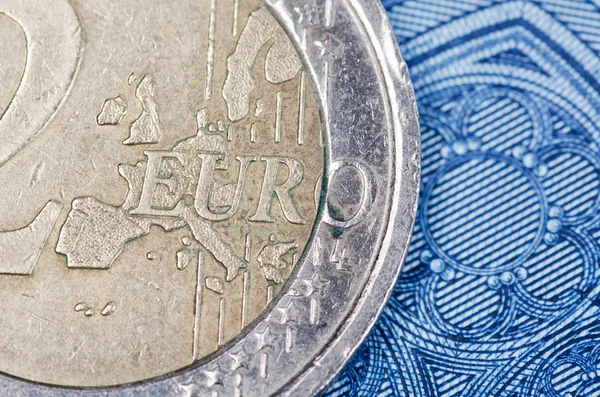 Валютные счета и монеты евро — стоковое фото