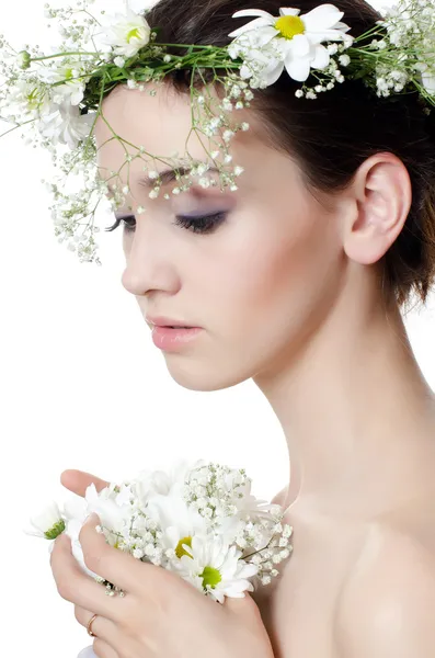 Saç çiçekleri ile güzel bir kız portresi — Stok fotoğraf