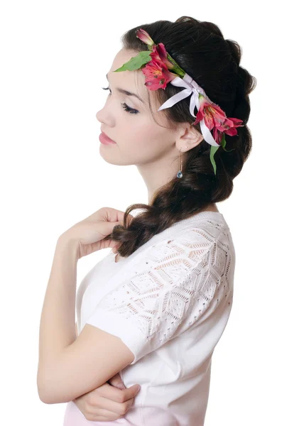 Portræt af den smukke pige med blomster i håret - Stock-foto