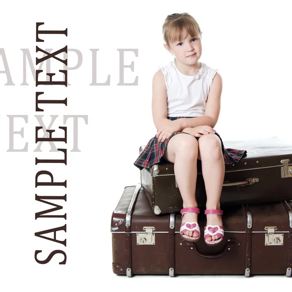Eski bavul üzerinde küçük kız — Stok fotoğraf