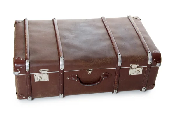 Geschlossener alter Koffer isoliert auf weiß — Stockfoto