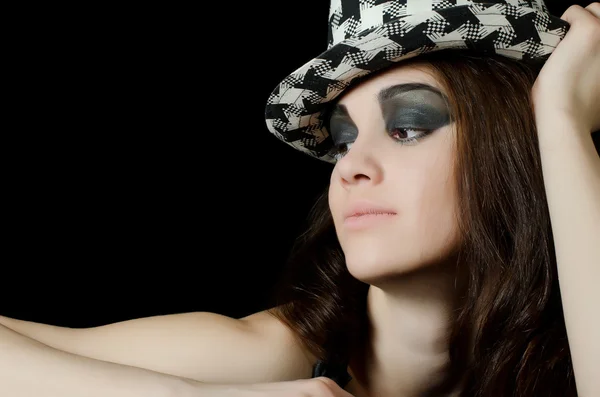 Портрет красивої дівчини в капелюсі - гранжевий стиль — стокове фото