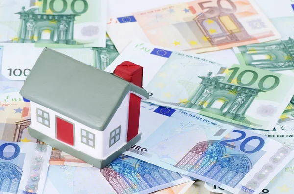 Oyuncak ev için arka plan olarak euro banknot — Stok fotoğraf