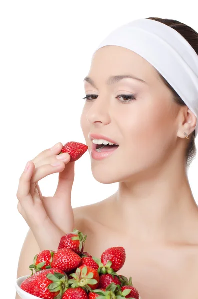 Den vackra kvinnan med en jordgubbe — Stockfoto