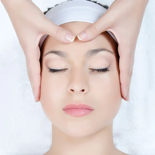 Obličejová masáž pro ženy — Stock fotografie