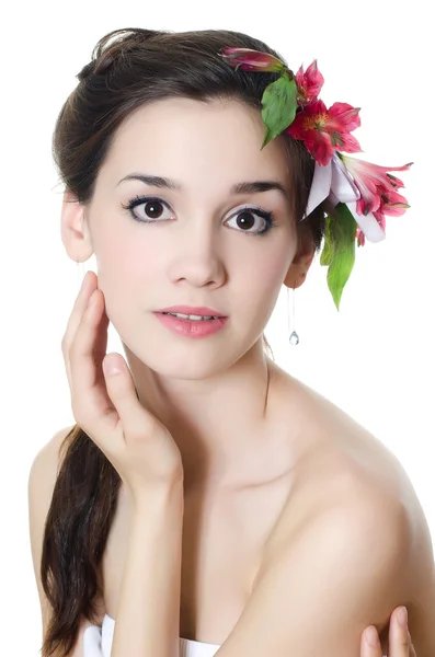 Retrato da menina bonita com flores no cabelo — Fotografia de Stock